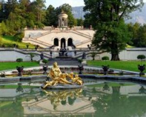 Brunnen von Schloss Linderhof in Ettal nahe Garmisch