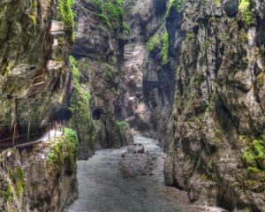 Die Höllentalklamm in Garmisch: Wasserfälle und tiefe Schluchten