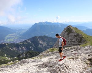 Wanderer hoch oben in der Bergen von Garmisch-Partenkirchen