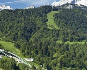 Olympia Skisprungschanze in den grünen Bergen von Garmisch-Partenkirchen