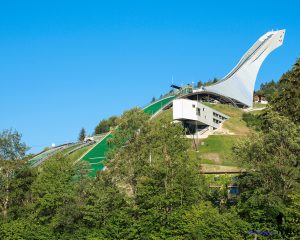 Blick von unten auf die Olympiaschanze in Garmisch-Partenkirchen