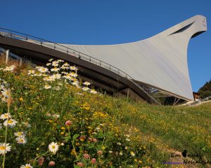 Nahaufnahme von unten von der Olympiaschanze in Garmisch-Partenkirchen