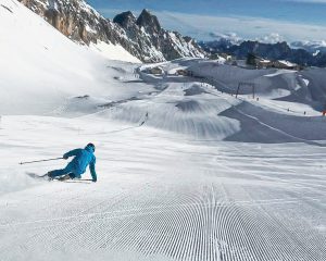 Skifahrer auf frisch planierter Piste in Garmisch-Partenkirchen