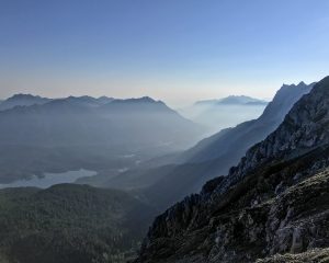 Blick von weit oben auf die Gebirge der Zugspitze